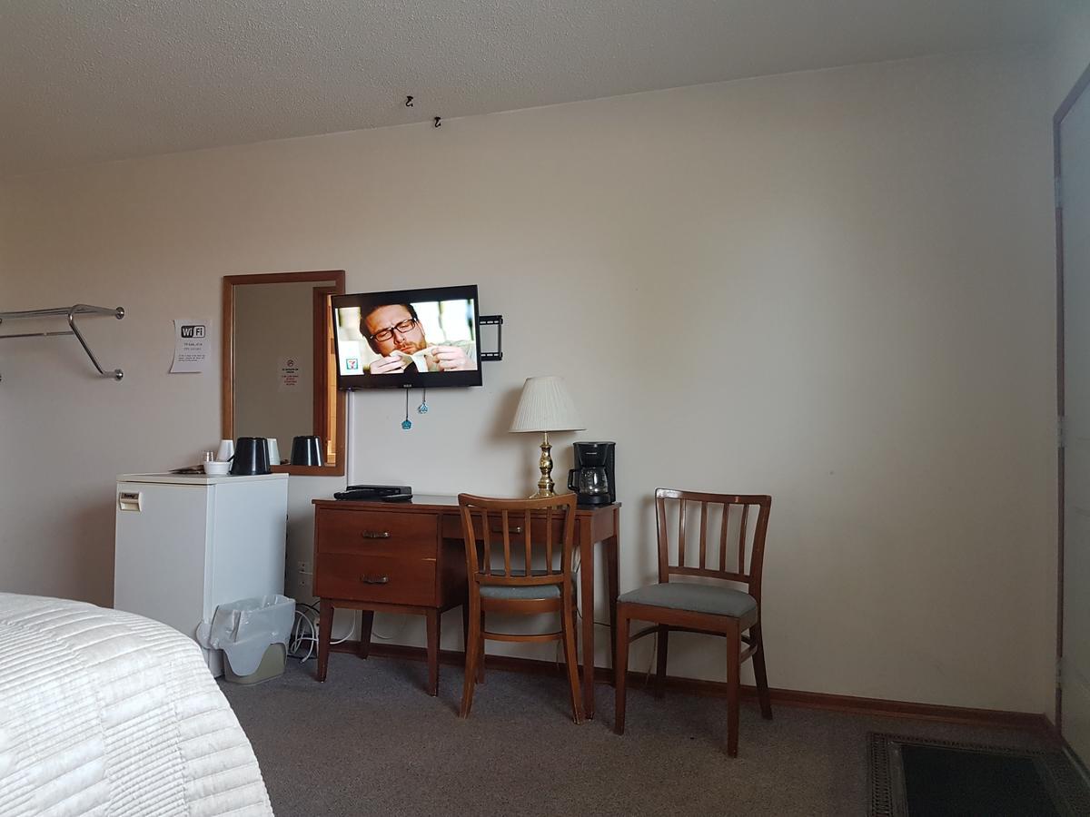 Spruce Woods Inn Glenboro Екстериор снимка